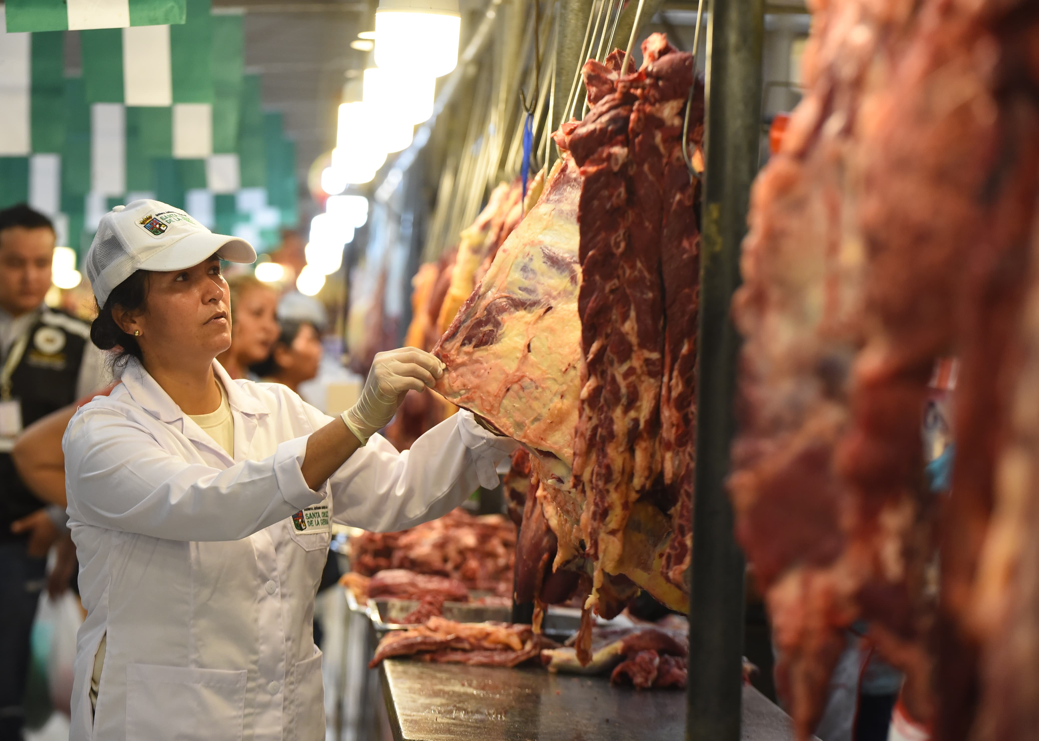 Imagen de noticia: Municipio y Gobierno Central ejecutan operativo conjunto en el mercado nuevo los pozos para frenar el agio y la especulación
